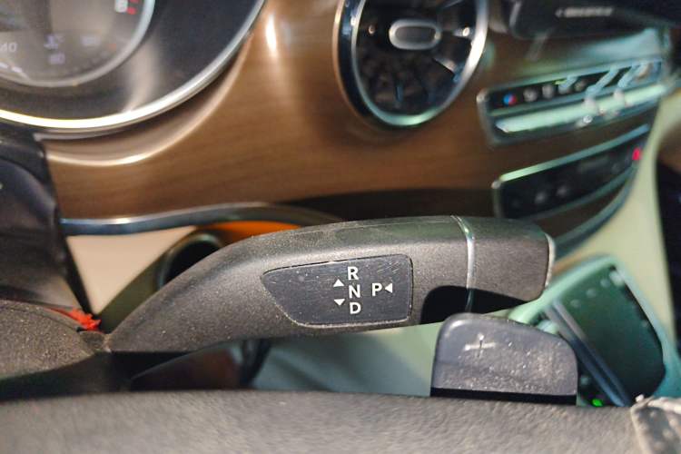 Used Mercedes-Benz V-Class 2016 V 260 L Prestige Extended Edition Gear Lever
