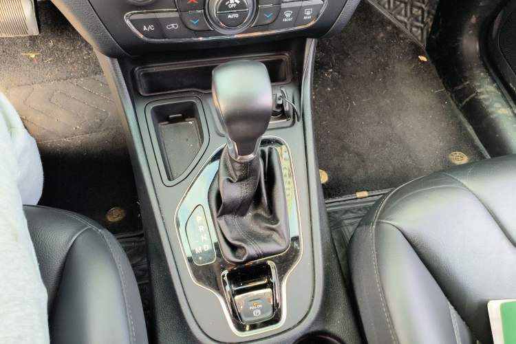 Used Jeep Cherokee 2019 2.0T Two-Wheel Drive Smart Enjoyment Version China VI Gear Lever