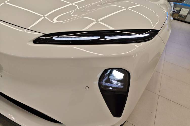 Used Nio ET5 2022 75 kWh Left Front Headlight