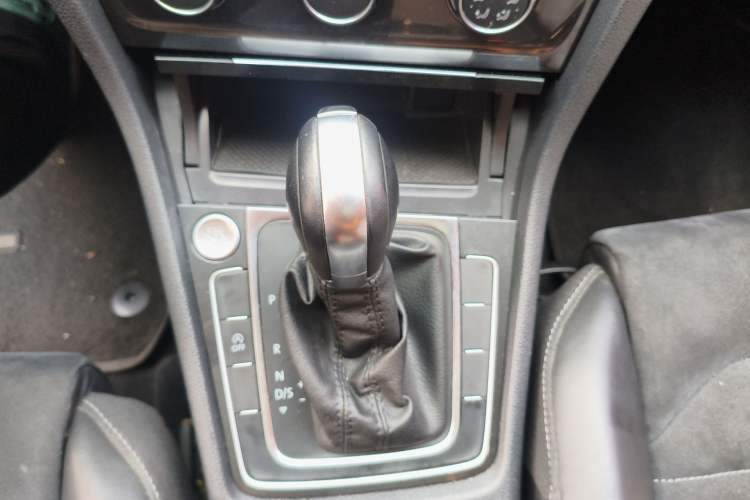 Used Volkswagen Golf 2018 230TSI Automatic Luxury Version Gear Lever