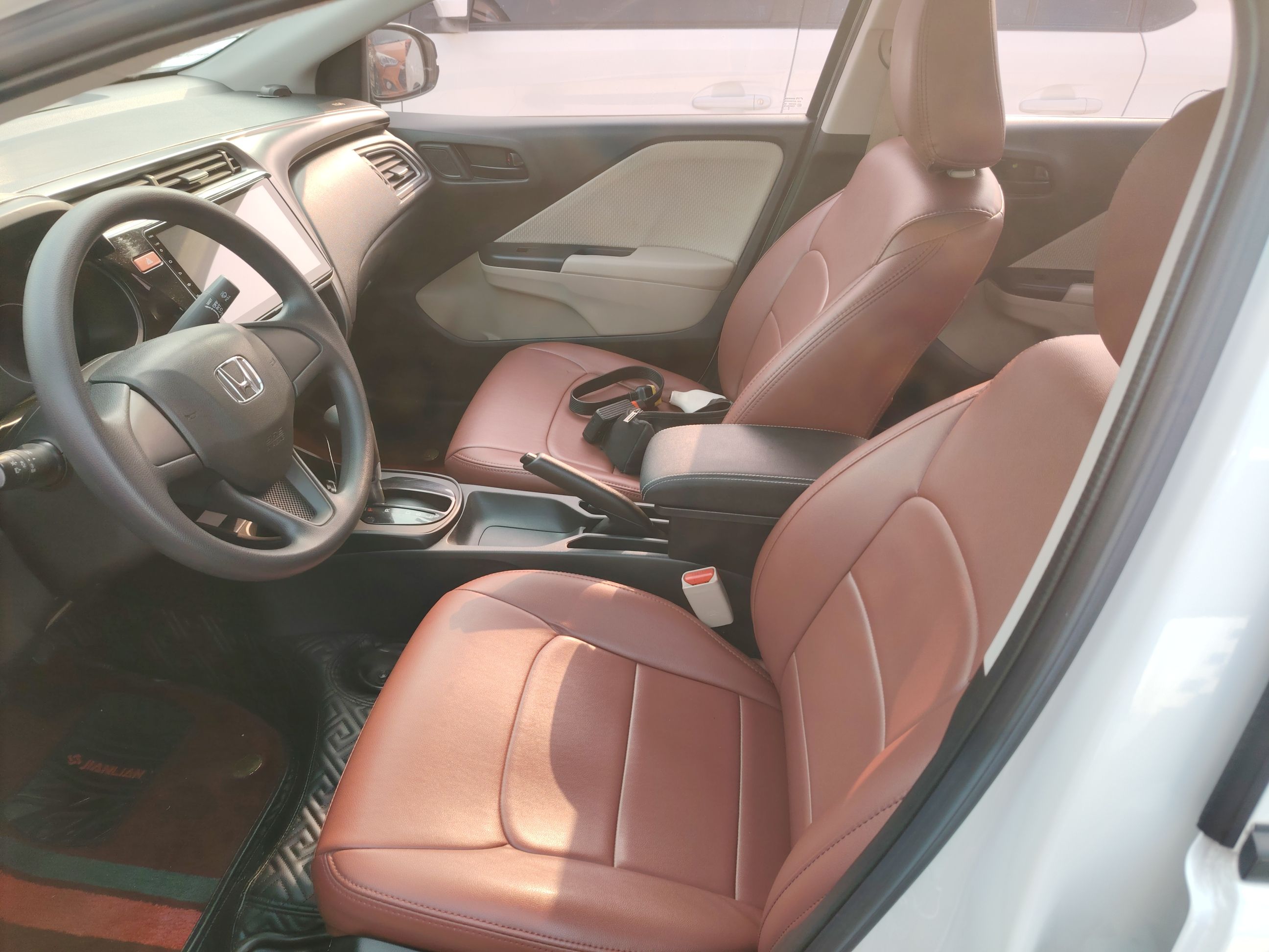 المقاعد الأمامية داخل السيارة