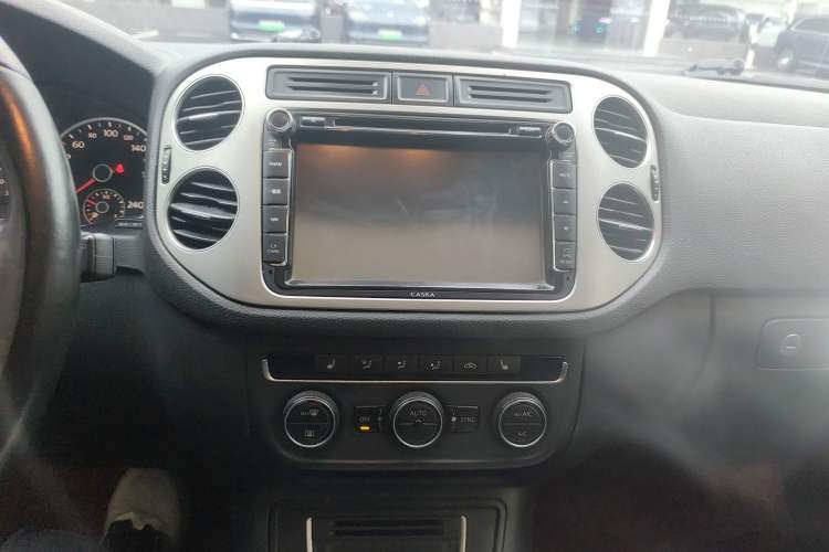 Used Volkswagen Tiguan 2015 2.0 TSI Automatic All-Wheel Drive Luxury Edition Audio And AC Panel