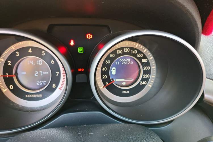 Used Bestune X80 2015 2.0L automatic luxury version Odometer Close Up