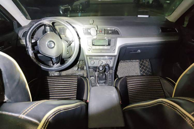 Used Volkswagen Lamando 2015 230TSI Manual Trend Edition Center Console