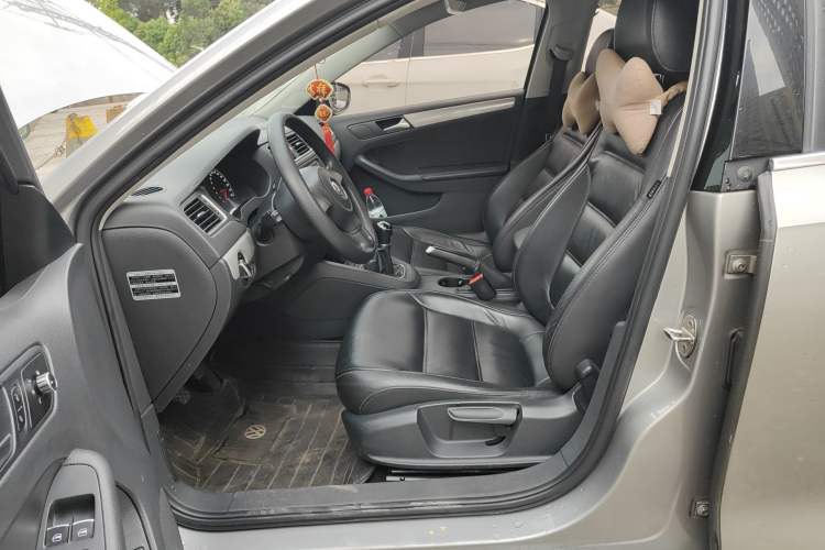 Used Volkswagen Sagitar 2012 1.6L Manual Comfort Model
