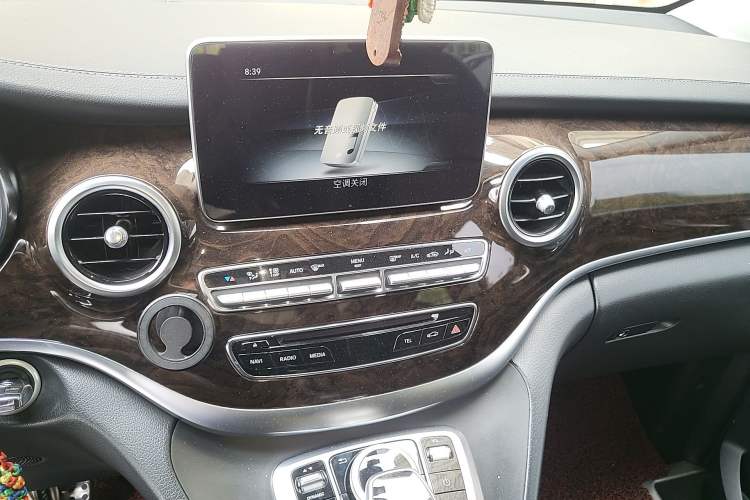 Used Mercedes-Benz V-Class 2018 V 260 L Prestige Extended Version China VI Audio And AC Panel