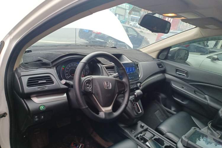 Used Honda CR-V 2015 2.0L two-wheel drive Fashion Edition Center Console