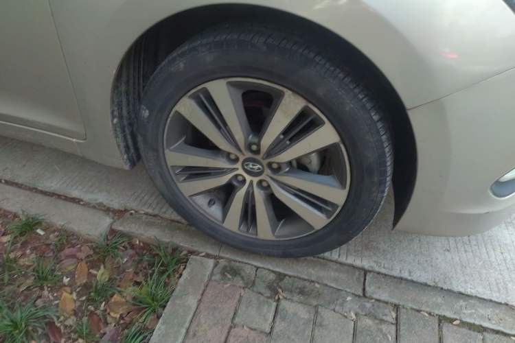 Used Hyundai Mistra 2016 1.8L Automatic Smart GLS Right Front Wheel Hub