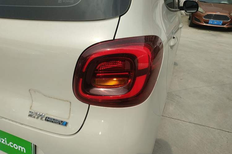 Used Wuling Hongguang MINIEV 2025 Four-Door Version Advanced Edition Right Rear Taillight