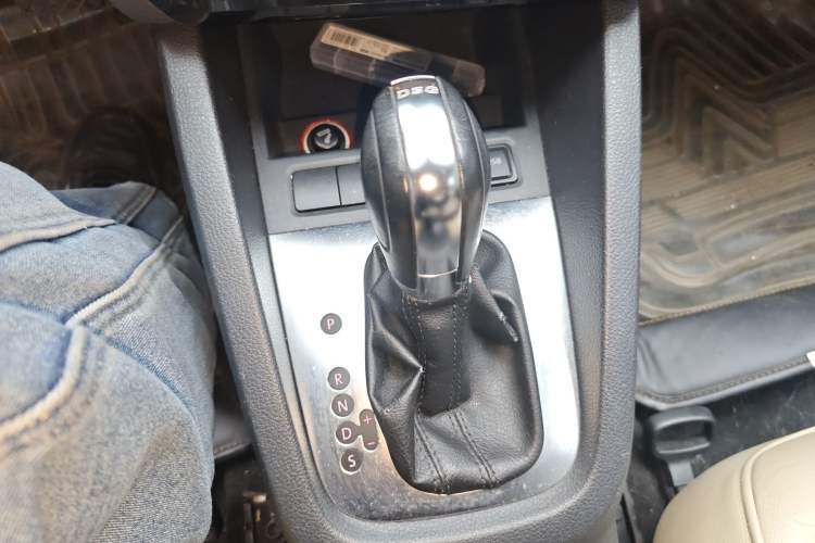 Used Volkswagen Sagitar 2012 1.4TSI Automatic Luxury Edition Gear Lever