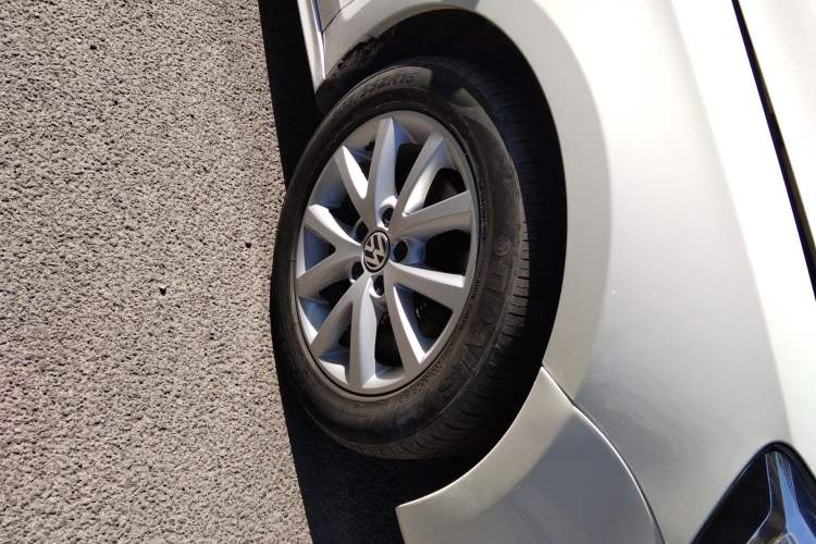 Used Volkswagen Sagitar 2012 1.4TSI Automatic Luxury Edition Right Front Wheel Hub