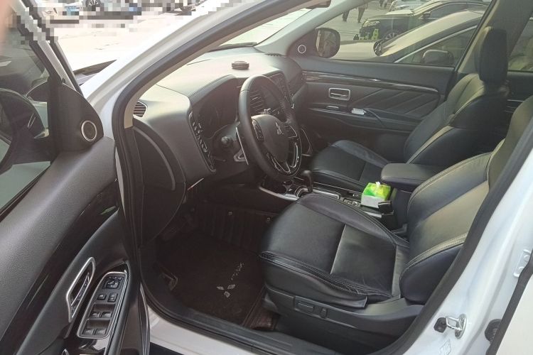 Used Mitsubishi Outlander 2019 2.4L 4x4 Zhi Xiang Edition 7 Seats China VI Standard

