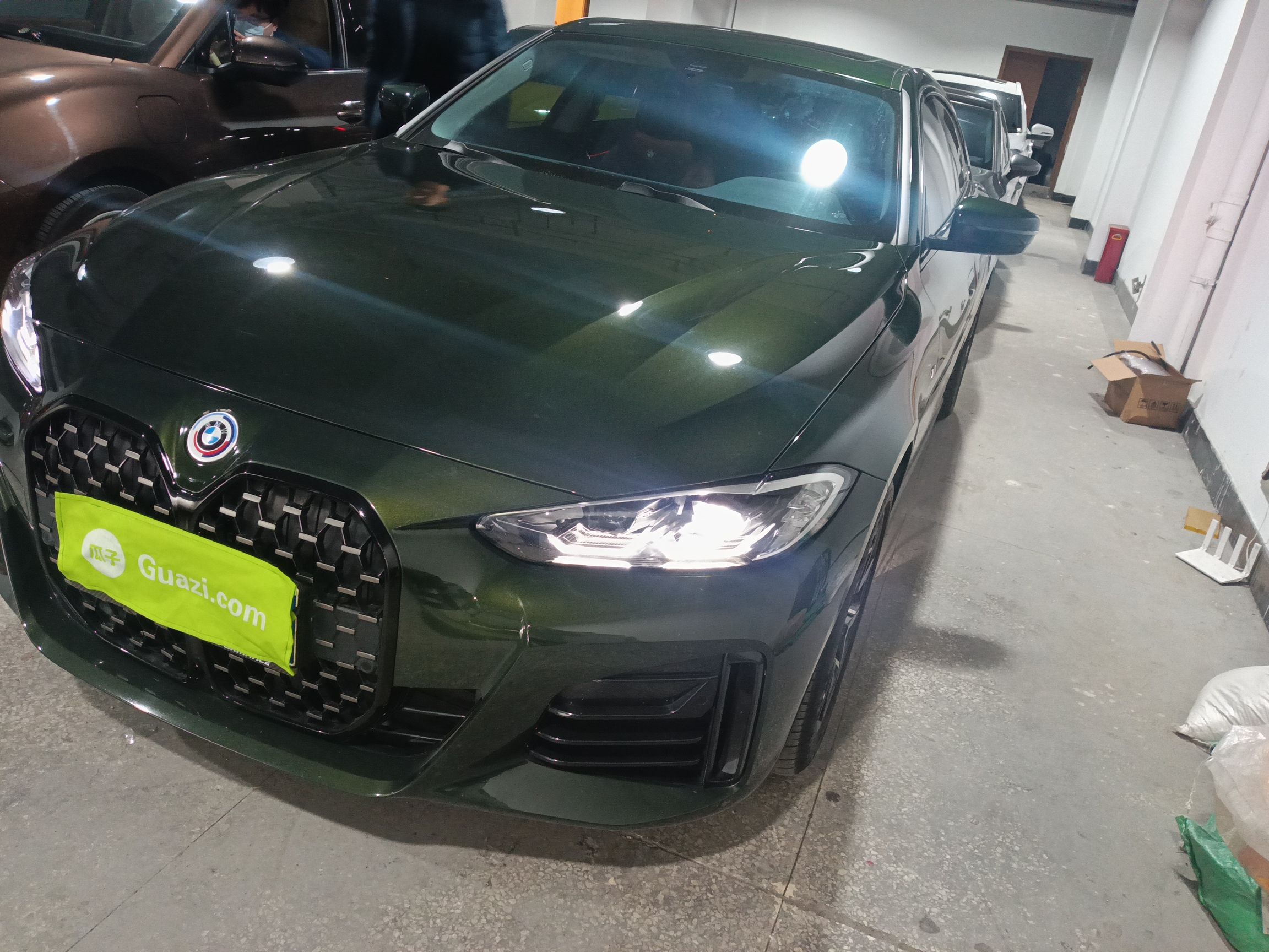 تحت مقدمة السيارة