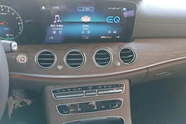 Used Mercedes-Benz E-Class New Energy 2022 Facelift E 350 e L Plug-in Hybrid Sedan Audio And AC Panel