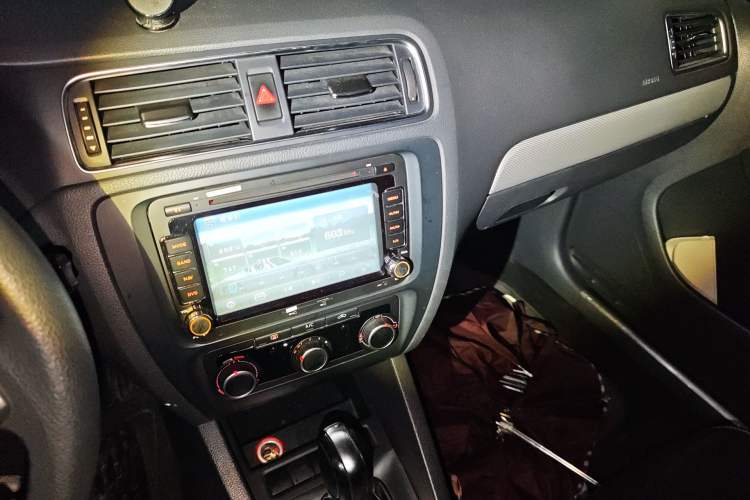 Used Volkswagen Sagitar 2012 1.6L Automatic Comfort Edition Audio And AC Panel