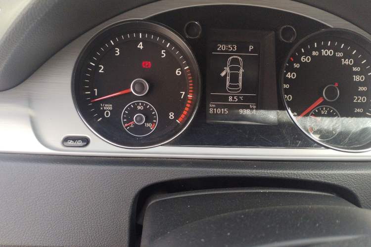 Used Volkswagen Magotan 2015 1.8TSI Advanced Model Odometer Close Up