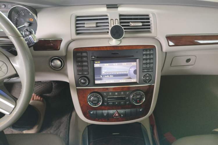 Used Mercedes-Benz R-Class 2010 R 350 L 4MATIC Grand Edition Audio And AC Panel