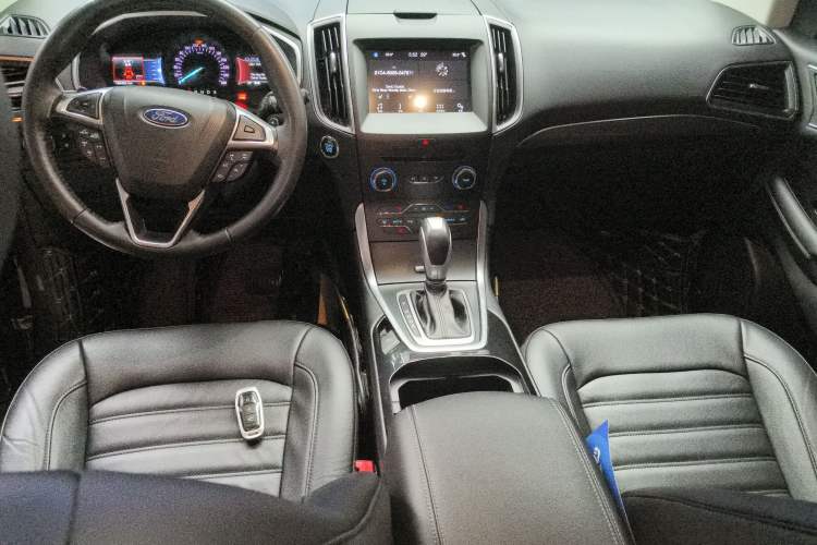 Used Ford Edge 2016 EcoBoost 245 Two-Wheel-Drive Titanium 7-Seater Center Console