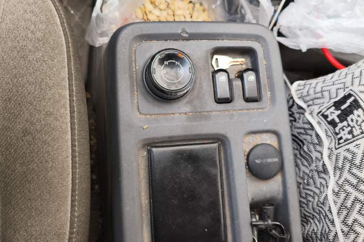 Used Wuling Yangguang 2024 300KM Comfort Version Passenger Van 75kW Gear Lever