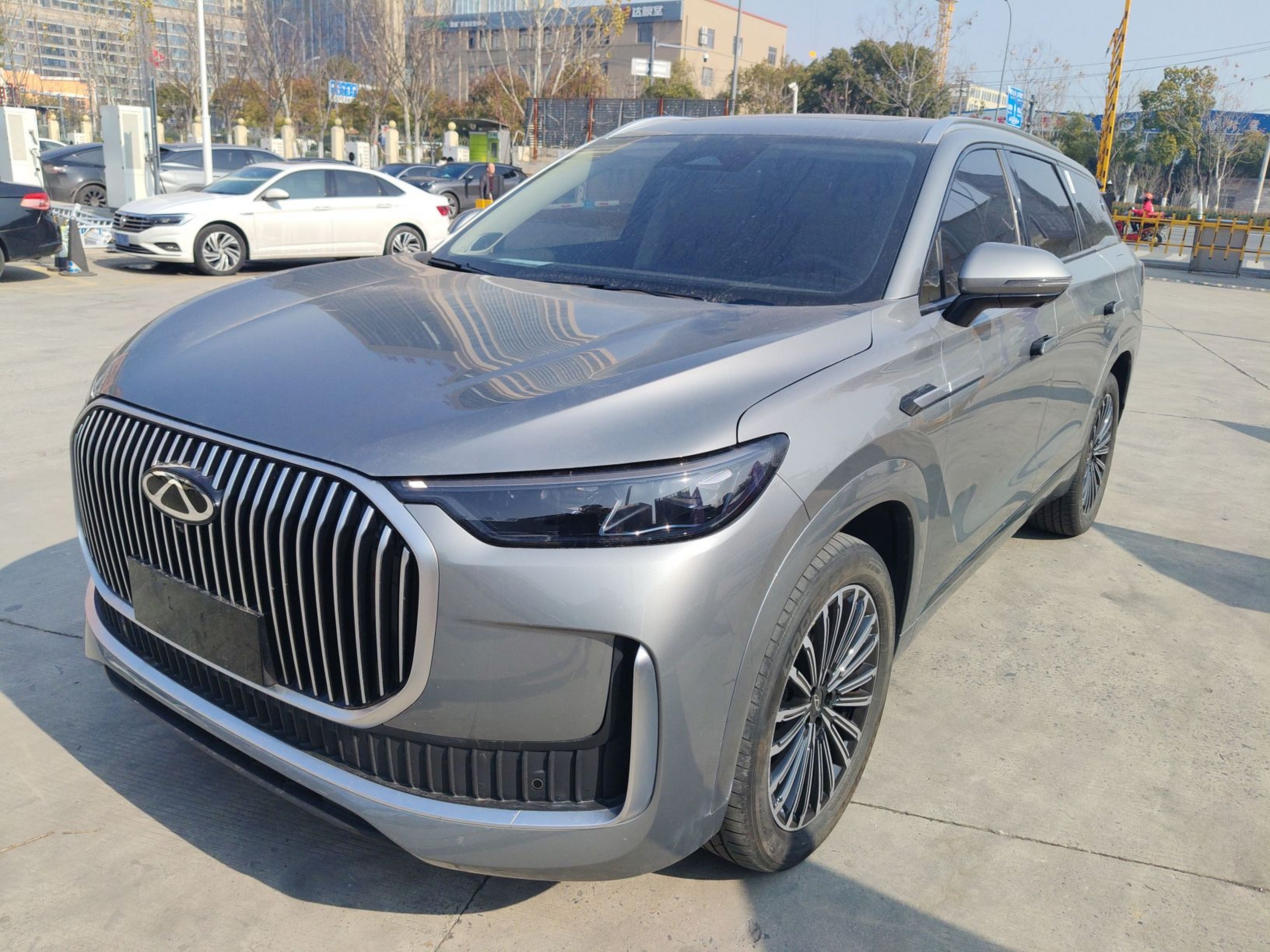 Под передней частью автомобиля