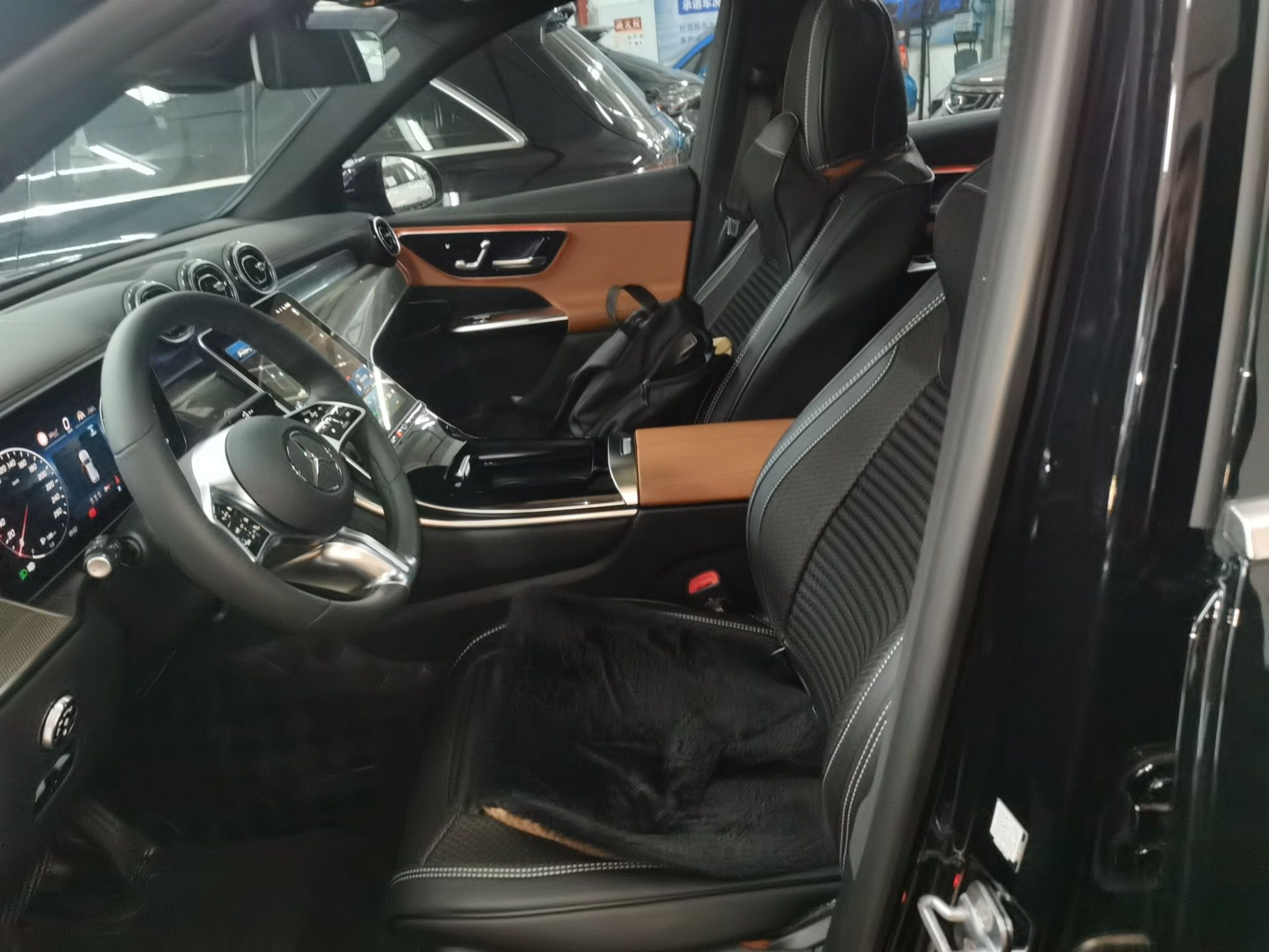 المقاعد الأمامية داخل السيارة