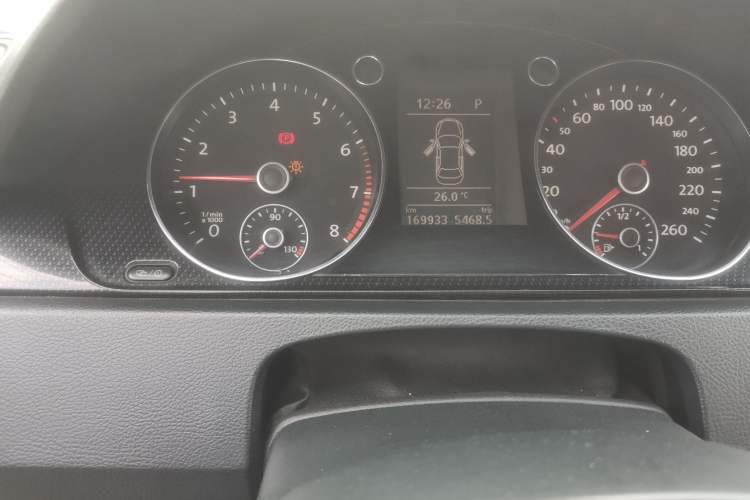 Used Volkswagen Magotan 2012 1.8TSI Luxury Model Odometer Close Up