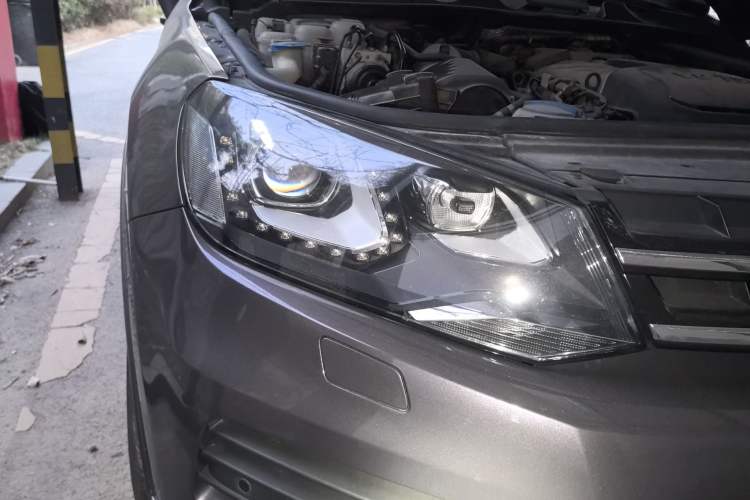 Used Volkswagen Touareg 2011 3.0 TSI Standard Version Right Front Headlight