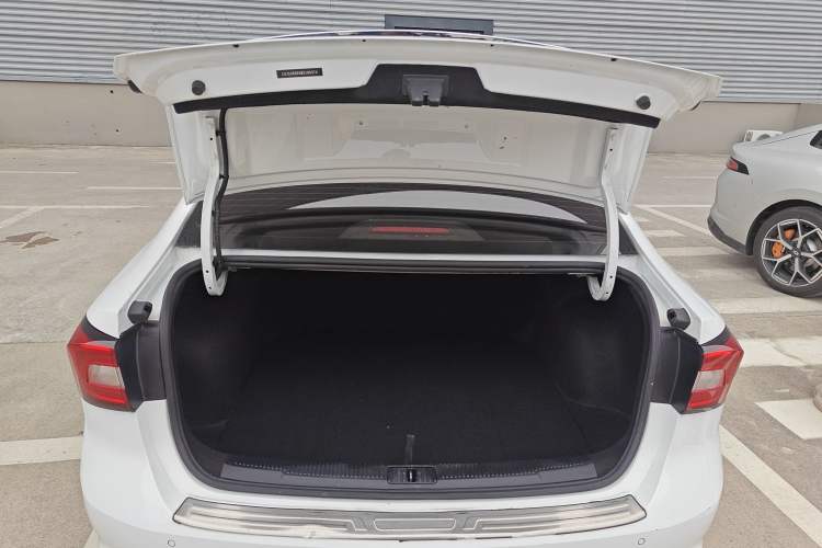 Used Roewe i5 2020 1.5L Automatic 4G Connect Luxury Flagship Edition
