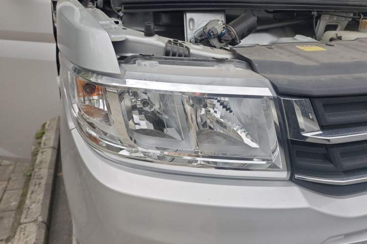 Used Wuling Rongguang New Truck 2024 2.0L Double-Cab Extra-Long Version with Dual Rear Wheels – Base Model Right Front Headlight