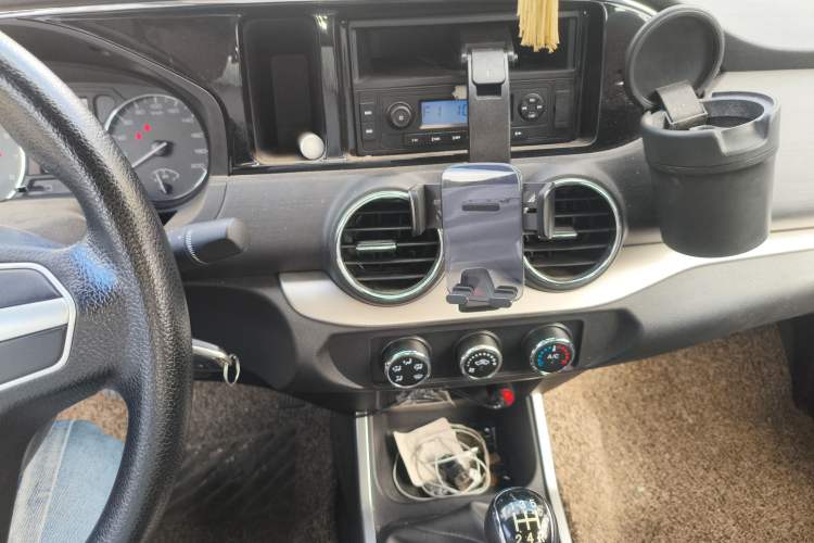 Used Dongfeng Ruichi 2019 2.4L Gasoline China VI Standard Two-Wheel-Drive Long Cargo Bed 2TZD Audio And AC Panel