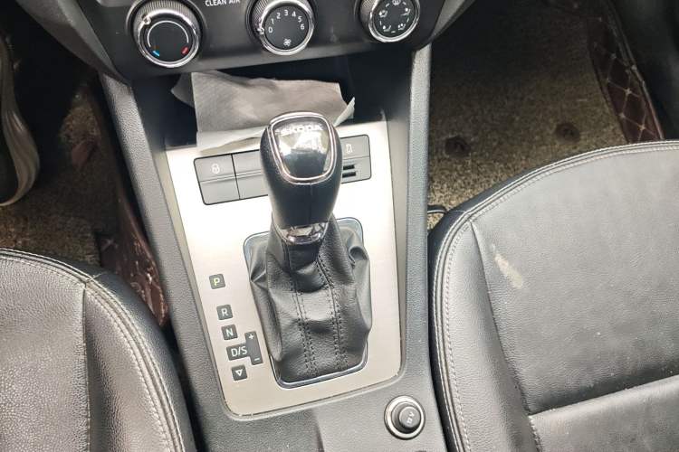 Used Skoda Octavia 2018 1.6L Automatic Comfort Edition Gear Lever