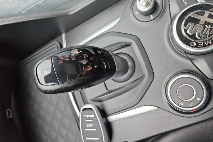 Used Alfa Romeo Giulia 2017 2.0T 280HP Luxury Edition Gear Lever