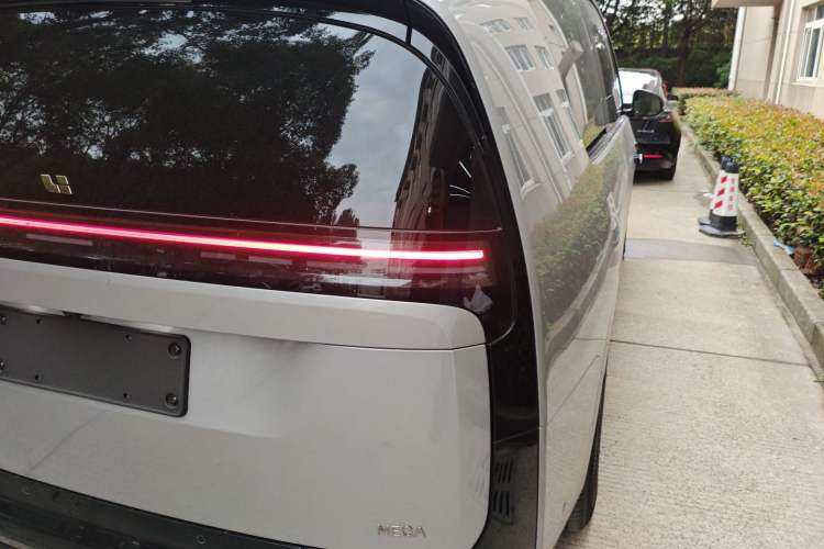 Used Li Auto MEGA 2025 Home Family Special Edition
