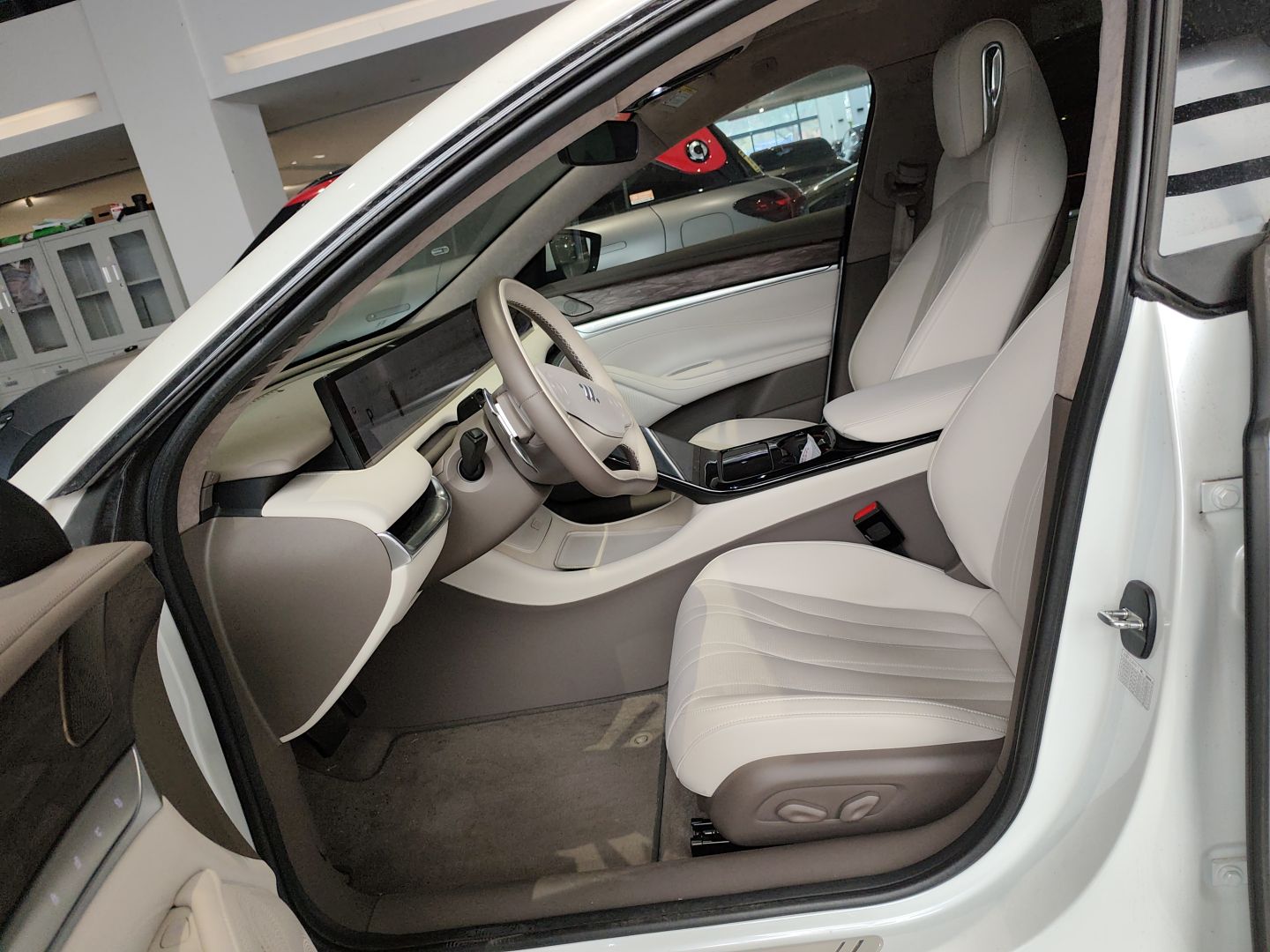 Переднее сиденье в автомобиле