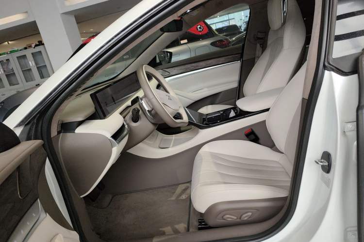 Used IM L7 2022 Dynamic Model Left Front Seat