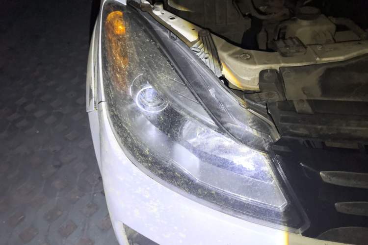 Used JMC Yusheng S350 2013 2.4T Automatic 2WD Diesel Luxury Edition 5 Seats Right Front Headlight