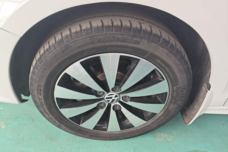 Used Volkswagen Sagitar 2018 1.6L Automatic Comfort Model Left Front Wheel Hub