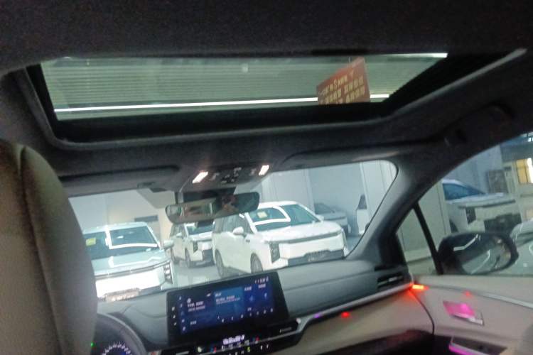 Used Toyota SIENNA 2023 2.5L Hybrid Deluxe Edition