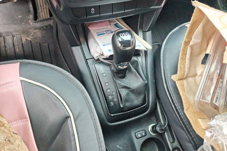 Used Skoda Yeti 2017 TSI280 DSG Car Enjoy Brothers Edition Gear Lever