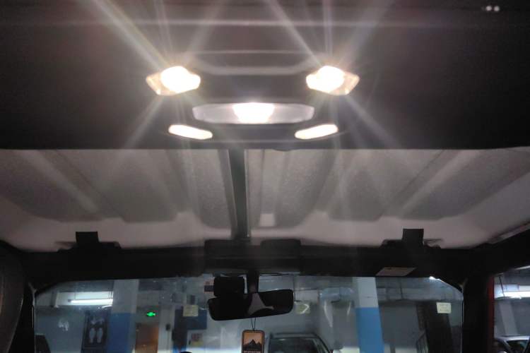 Used Jeep Wrangler 2019 2.0T Sahara Four-Door Version China VI Emission Standard