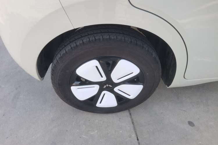 Used Wuling Hongguang MINIEV 2025 Four-Door Version Advanced Edition Right Rear Wheel Hub