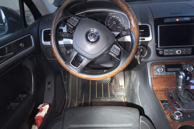 Used Volkswagen Touareg 2011 3.0 TSI Standard Version Steering Wheel
