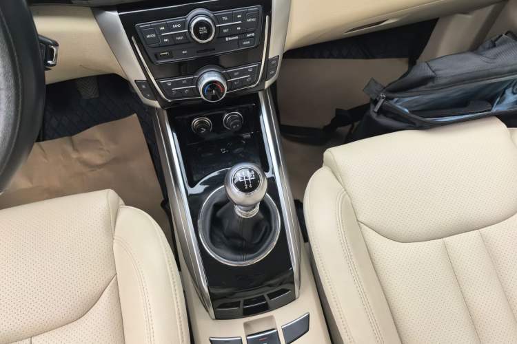 Used Zotye Domy X5 2017 Upgraded Model 1.5T Manual Luxury Version Gear Lever