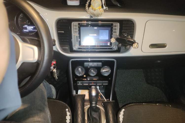 Used Volkswagen Beetle 2015 180TSI model Audio And AC Panel