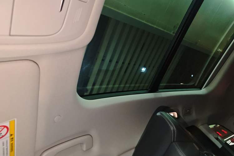 Used Ford Edge 2025 Ford Explorer L 2.0T EcoBoost E-Hybrid Four-Wheel-Drive 7-Seater Supreme Model Headliner