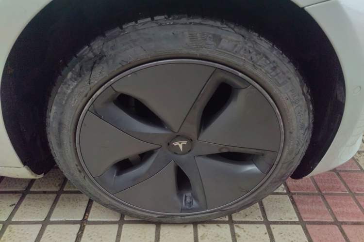 Used Tesla Model 3 2019 Standard Range Rear-Wheel Drive Upgraded Version (52 kWh) Right Front Wheel Hub