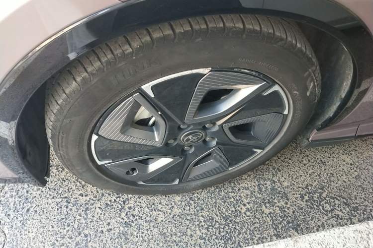 Used Toyota bZ3 2023 616 km Long-Range Premium Left Front Wheel Hub