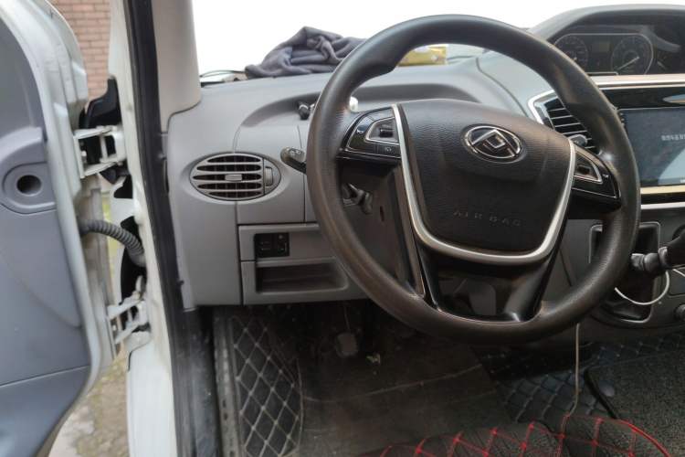 Used SAIC MAXUS Xintu V80 2019 2.5T Classic Edition 6-Speed Manual – Aoyuntong Modified Version Short Wheelbase Mid-Height Roof 5/6 Seats Steering Wheel