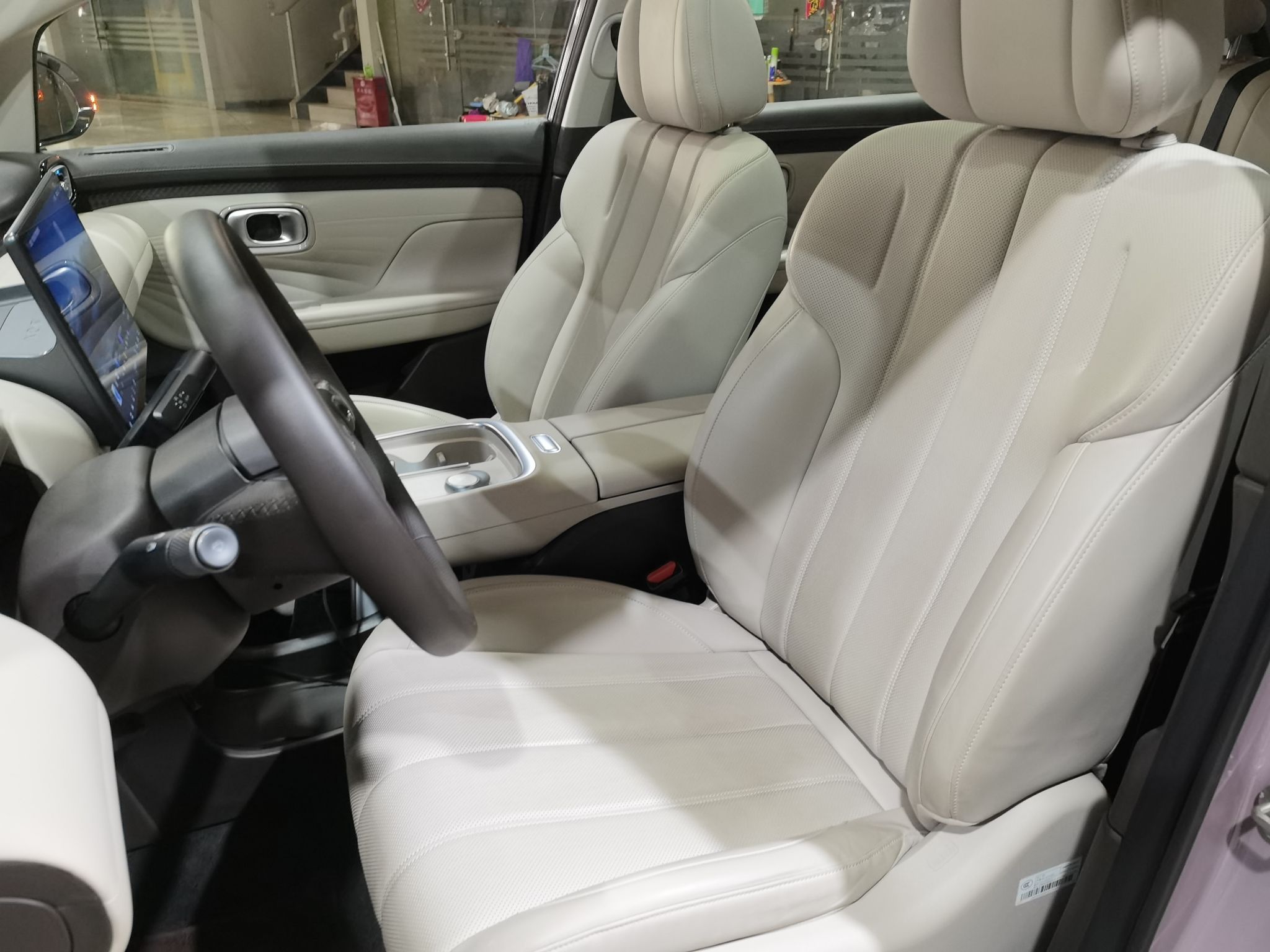 المقاعد الأمامية داخل السيارة