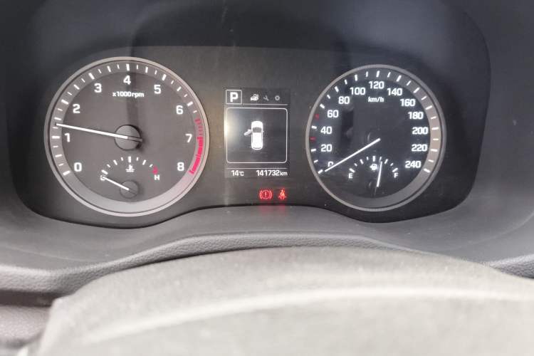 Used Hyundai Tucson 2015 1.6T Dual-Clutch Two-Wheel-Drive Smart Model Odometer Close Up